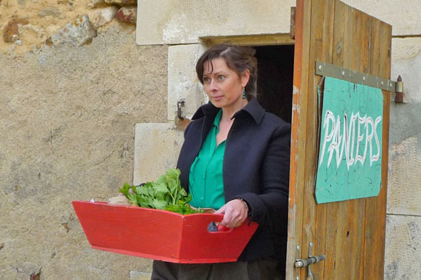 Une adhérente retire son panier